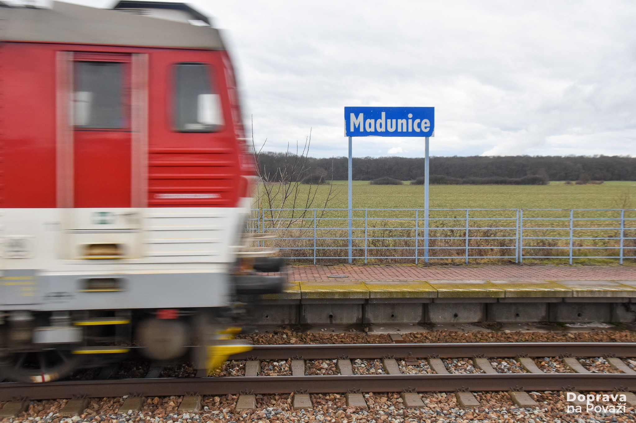 Analyzujeme: Vlakom z Trenčína do Galanty, alebo prečo neplytvať verejnými financiami